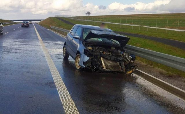 Auto uderzyło w bariery na ekspresówce. Trwa akcja służb ratunkowych, droga zablokowana (zdjęcia)