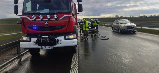 Auto uderzyło w bariery na ekspresówce. Trwa akcja służb ratunkowych, droga zablokowana (zdjęcia)