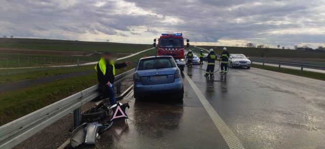 Auto uderzyło w bariery na ekspresówce. Trwa akcja służb ratunkowych, droga zablokowana (zdjęcia)