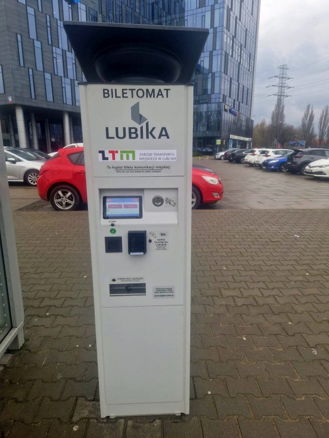 W Lublinie ustawiono biletomat inny niż wszystkie. Na razie tylko na próbę (zdjęcia)