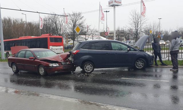 W jednym miejscu zderzyło się pięć pojazdów. Na miejscu pracują policjanci (zdjęcia)