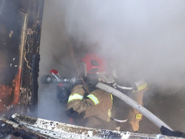 Jedna osoba poszkodowana w pożarze domu. Budynek uległ znacznemu uszkodzeniu (zdjęcia)