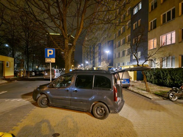 Nocą przed klatką schodową znaleziono zwłoki mężczyzny. Okazało się, że wypadł z wieżowca (zdjęcia)