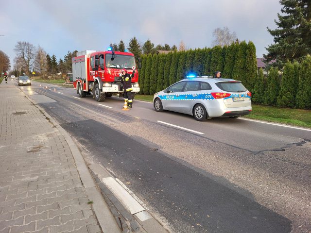 Jeden skręcał, drugi wyprzedzał. Opel po zderzeniu z renaultem wpadł do rowu (zdjęcia)