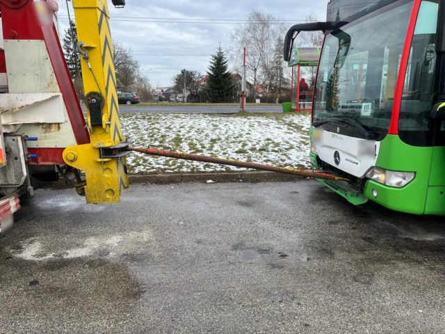 Kontrole autobusów komunikacji miejskiej w Lublinie. Jeden z pojazdów odholowano (zdjęcia)