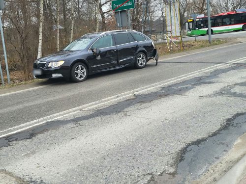 Zderzenie dwóch pojazdów na trasie Lublin – Bychawa. Są utrudnienia w ruchu (zdjęcia)