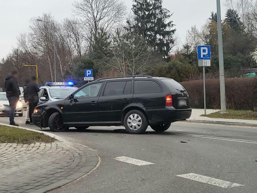 Zderzenie dwóch pojazdów na trasie Lublin – Bychawa. Są utrudnienia w ruchu (zdjęcia)