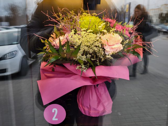 W Lublinie stanął pierwszy w mieście kwiatomat. „Kwiaty są zawsze świeże, zawsze ładne i zawsze wymieniane co dwa dni” (zdjęcia)