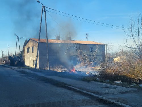 Dym było widać z daleka, ktoś podpalił łóżko. Ogień objął zarośla (zdjęcia)