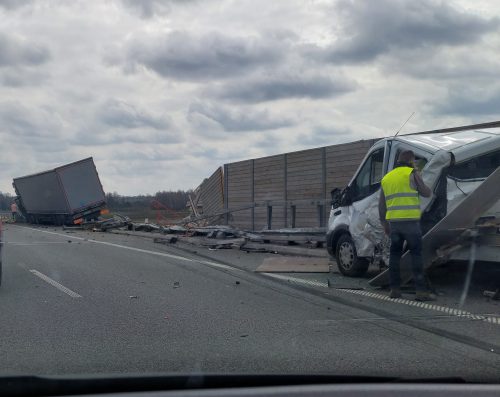 Zderzenie ciężarówki z pojazdem dostawczym na drodze S17. Są utrudnienia w ruchu w kierunku Lublina (zdjęcia)