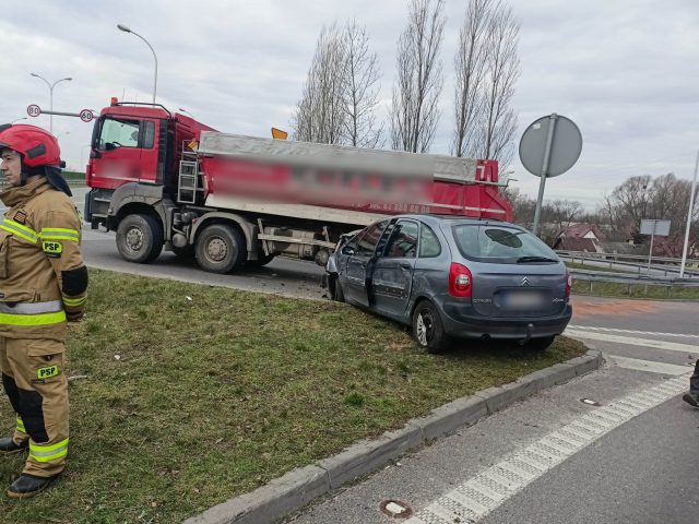 Zderzenie osobówki i ciężarówki na drodze S12. Są utrudnienia w ruchu (zdjęcia)