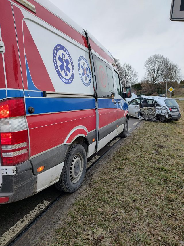 18-latek stracił panowanie nad pojazdem. Pięć osób trafiło do szpitala po zderzeniu suzuki z mercedesem (zdjęcia)