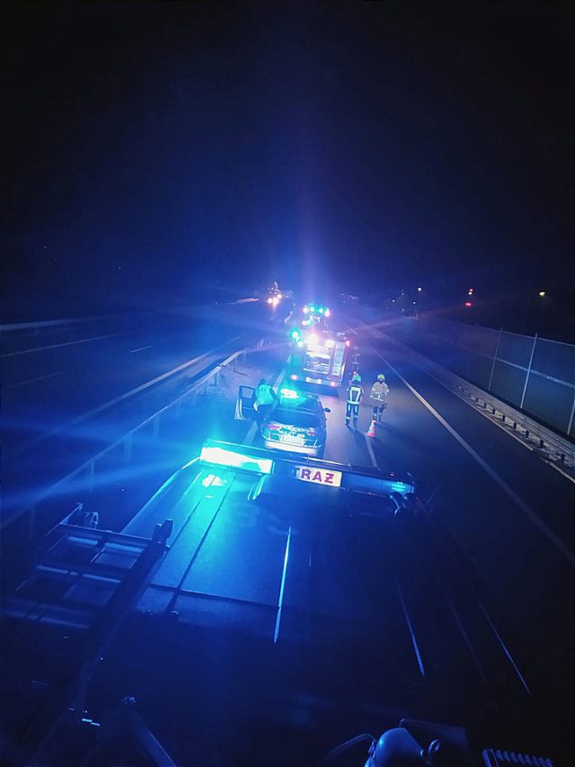 Na drodze S19 pojazd osobowy uderzył w bariery energochłonne (zdjęcia)