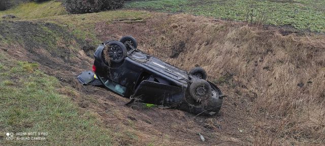 Wypadła z drogi i dachowała w rowie. Kierująca trafiła do szpitala (zdjęcia)