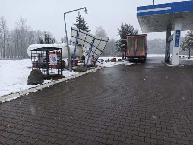 Zahaczył naczepą o zadaszenie, po chwili z zaworu zbiornika zaczął ulatniać się gaz (zdjęcia)