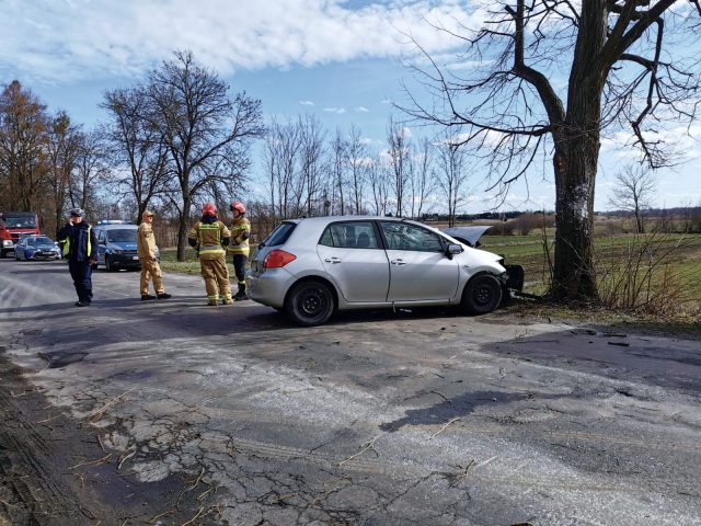 Toyota uderzyła w drzewo, kierowca zmarł w szpitalu (zdjęcia)