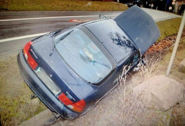 Dachowanie pojazdu osobowego na trasie Krasnystaw – Zamość. Zablokowany jeden pas ruchu (zdjęcia)