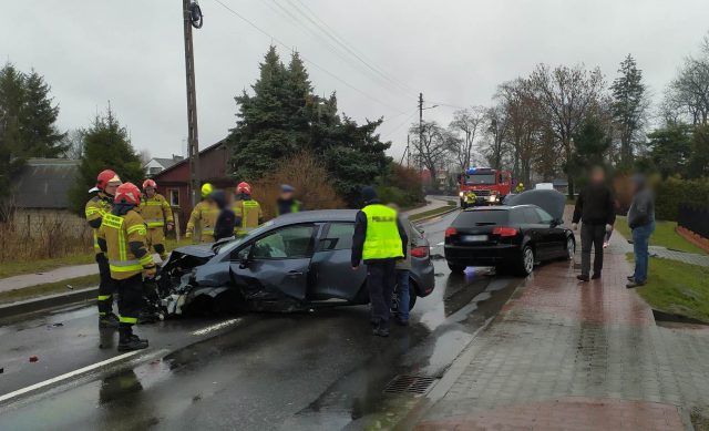 Na zakręcie pojechał prosto. Sprawca zderzenia trzech aut był pijany (zdjęcia)