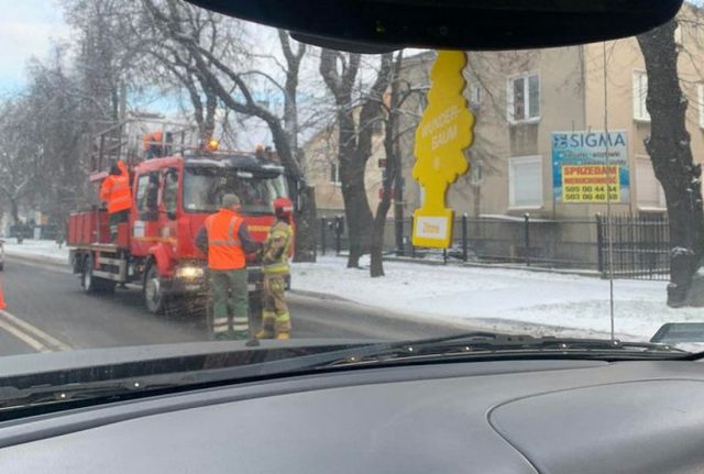 Zerwana trakcja trolejbusowa na ul. Kunickiego. Są utrudnienia w ruchu (zdjęcia)