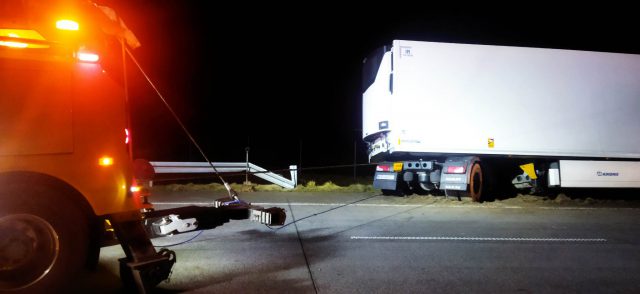 Na ekspresówce ciężarówka uderzyła w bariery energochłonne. Z pojazdu wycieka paliwo (zdjęcia)