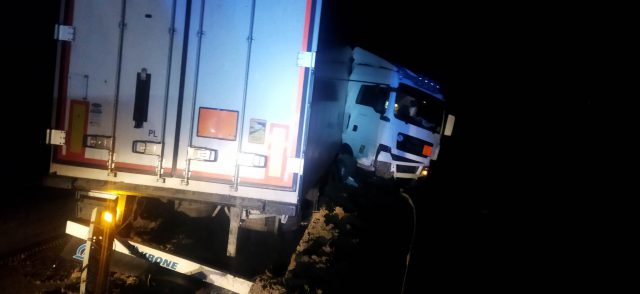 Na ekspresówce ciężarówka uderzyła w bariery energochłonne. Z pojazdu wycieka paliwo (zdjęcia)