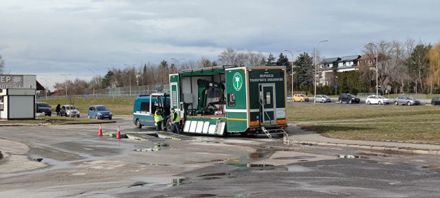 Kontrole autobusów komunikacji miejskiej w Lublinie. Jeden z pojazdów odholowano (zdjęcia)