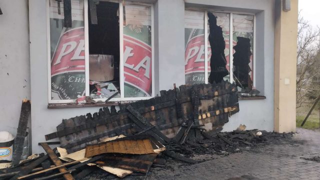 Sklep stanął w płomieniach. Strażacy walczyli z pożarem kilka godzin (zdjęcia, wideo)