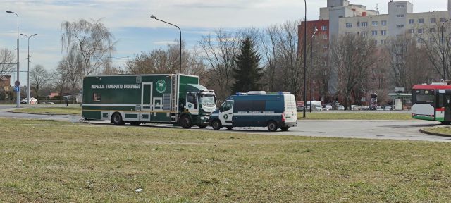 Kontrole autobusów komunikacji miejskiej w Lublinie. Jeden z pojazdów odholowano (zdjęcia)