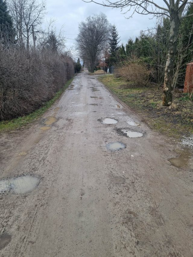 Mieszkańcy pytają, kiedy będzie remont ulic. Gmina odpowiada, że jest szansa na przebudowę (zdjęcia, wideo)