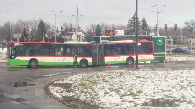 Kontrole autobusów komunikacji miejskiej w Lublinie. Jeden z pojazdów odholowano (zdjęcia)