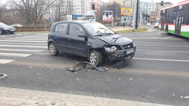 Kierowca hyundaia źle się poczuł, doszło do zderzenia trzech pojazdów (zdjęcia)