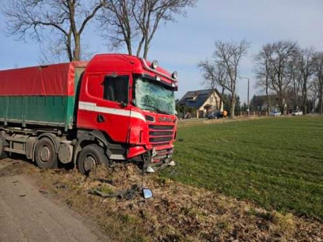 Zderzenie ciężarówki z pojazdem dostawczym. Interweniował śmigłowiec Lotniczego Pogotowia Ratunkowego (zdjęcia)