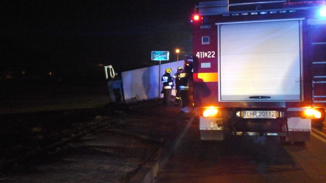 Ciężarówka przewróciła się po zderzeniu z osobówką. Kilka godzin utrudnień w ruchu (zdjęcia)