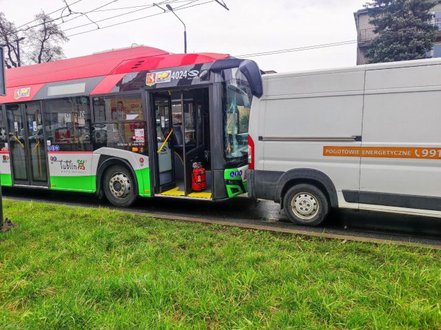 Zderzenie autobusu z pojazdem dostawczym. Są utrudnienia w ruchu na ul. Kunickiego (zdjęcia)