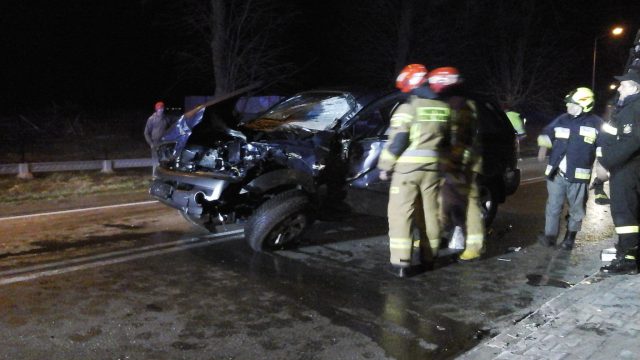 Ciężarówka przewróciła się po zderzeniu z osobówką. Kilka godzin utrudnień w ruchu (zdjęcia)