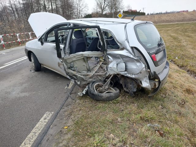 18-latek stracił panowanie nad pojazdem. Pięć osób trafiło do szpitala po zderzeniu suzuki z mercedesem (zdjęcia)