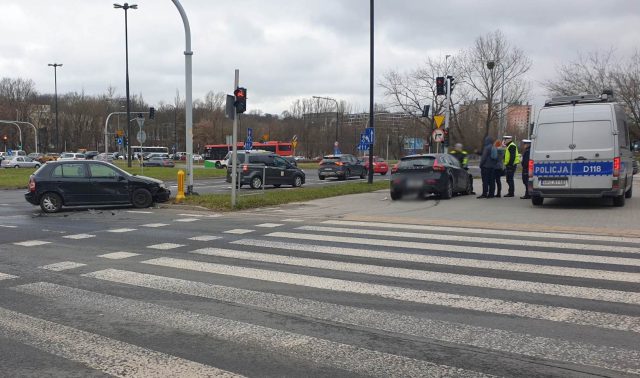 Zderzenie skody i volvo na skrzyżowaniu w Lublinie (zdjęcia)