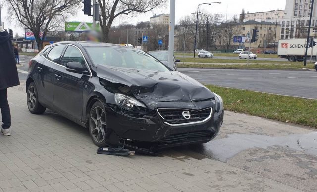 Zderzenie skody i volvo na skrzyżowaniu w Lublinie (zdjęcia)