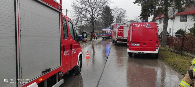 Zderzenie i dachowanie. Jedna osoba trafiła do szpitala (zdjęcia)