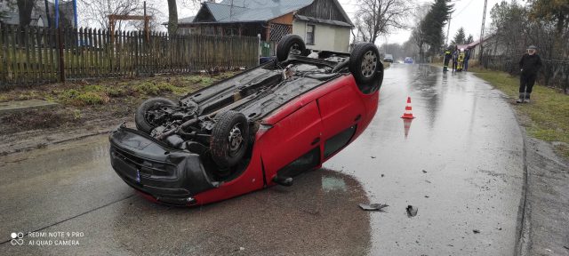 Zderzenie i dachowanie. Jedna osoba trafiła do szpitala (zdjęcia)