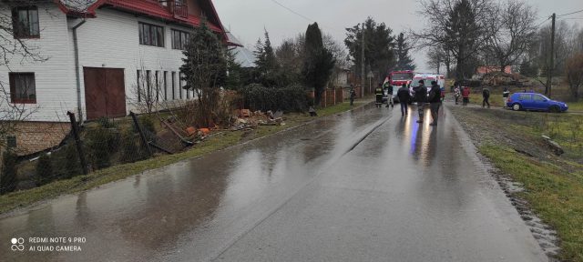 Zderzenie i dachowanie. Jedna osoba trafiła do szpitala (zdjęcia)