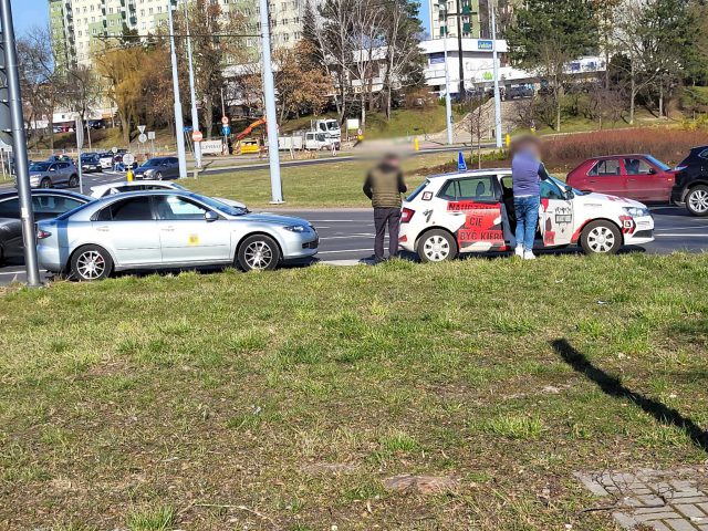 Kolizja przed rondem. Najechał mazdą na pojazd nauki jazdy (zdjęcia)