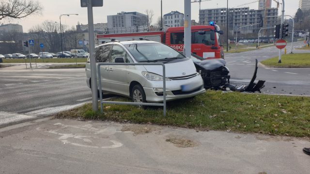 Zderzenie hyundaia z toyotą na skrzyżowaniu w Lublinie. Są utrudnienia w ruchu (zdjęcia)