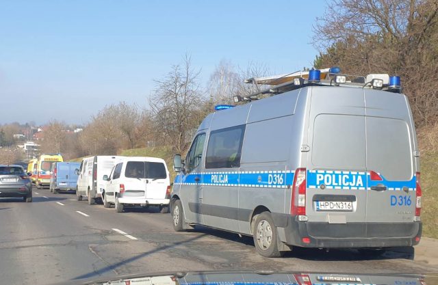 Zderzenie trzech pojazdów na ul. Wojciechowskiej. Sprawca kolizji nie miał uprawnień (zdjęcia)
