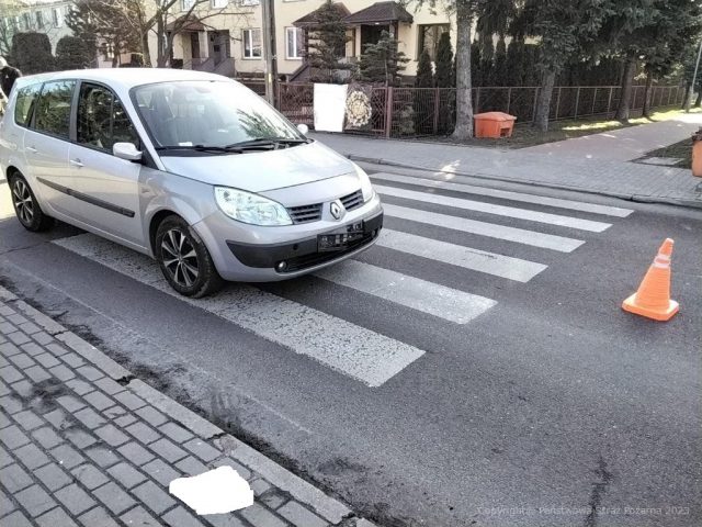 Wypadek na przejściu dla pieszych. Jedna osoba w szpitalu (zdjęcia)