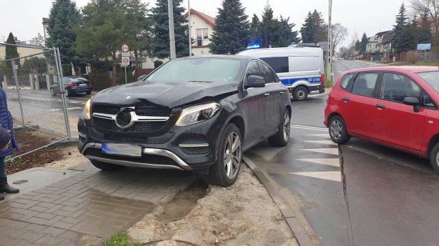 Wjechał hondą przed mercedesa, doszło do zderzenia pojazdów (zdjęcia)