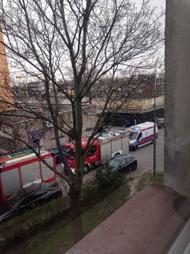 Mieszkańcy zaalarmowali służby ratunkowe o pożarze w wieżowcu (zdjęcia)