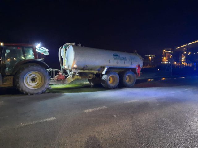 Uderzył w beczkę podpiętą do ciągnika rolniczego. Jedna osoba trafiła do szpitala (zdjęcia)