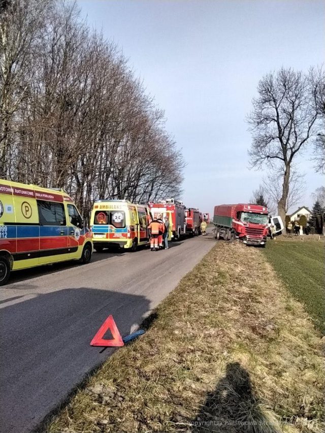 Zderzenie ciężarówki z pojazdem dostawczym. Interweniował śmigłowiec Lotniczego Pogotowia Ratunkowego (zdjęcia)