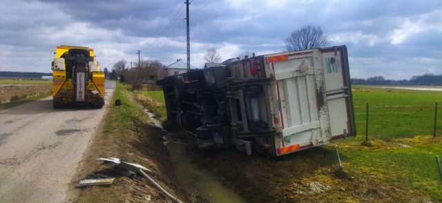Na trasie Wola Obszańska-Moszczanica ciężarówka wypadła z drogi i przewróciła się (zdjęcia, wideo)